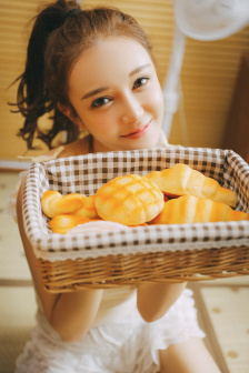 饱满的乳峰喷奶水